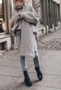 Street Style Outfits Casual, Autumn Look, Big Sweaters, Chunky Scarves, Women Sweaters Winter, Bump Style, Yellow Knit, Outfit Trends, Trend Style