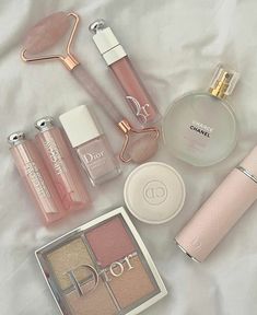 Trucco Glam, Rosa Make-up, Koleksi Makeup, Dior Lip Glow, Makeup Bag Essentials, Pink Lifestyle, Smink Inspiration, Chanel Beauty, Favorite Makeup Products