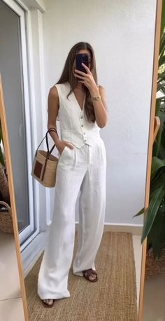 Você vai ver os acessórios de palha em todos os lugares na próxima estação » STEAL THE LOOK Smart Casual Women Jeans, Old Money Winter, White Outfits For Women, Trend Ideas, Smart Casual Women, Casual Chic Summer, Jeans Outfit Women, Corporate Outfits, Fashion 2024