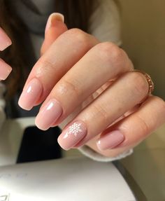 Nails Short Winter Simple, Winter Nail Inspo 2023 Short, Winter Nails Shellac Short, Pink And Snowflake Nails, Christmas Nails Natural Color, Winter Nails Light Colors, Simple Nail Ideas Square Short, Plain Christmas Nails Short, Short Gel Nail Christmas Designs Simple