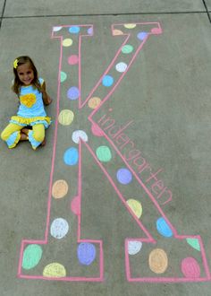 Kindergarten Chalk Art, Back To School Sidewalk Chalk Ideas, Back To School Sidewalk Chalk, Kindergarten Picture Ideas, Sidewalk Chalk Pictures, Kindergarten Graduation Pictures, Kindergarten Decor