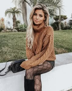 Spring style, Spring Fashion || transitional spring style; black boots and chunky sweaters Cute Fall Outfits, Online Fashion Stores, Mode Inspiration