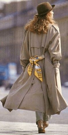 Trenchcoat Outfit, Australian Winter Fashion, Scarf Styling, Ireland Fashion, Oversized Grey Sweater, Silk Scarf Style, California Outfits, Ways To Wear A Scarf