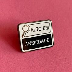 a pink background with a black and white lapel that says alto em ansedade