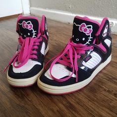 Scene Kid Shoes, Mcbling Sneakers, Hello Kitty Skateboard, Gyaru Shoes, Scene Kid Fashion, Scene Shoes, Shoes Y2k, Mcbling Fashion, Hello Kitty Shoes