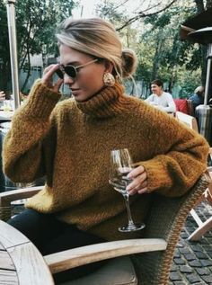 This is one of the cutest turtleneck outfits for winter! Turtle Neck Outfit, Vinter Mode Outfits, Turtleneck Outfits, Turtleneck Outfit, Bohol, Chic Sweaters, Casual Winter Outfits, Trend Fashion