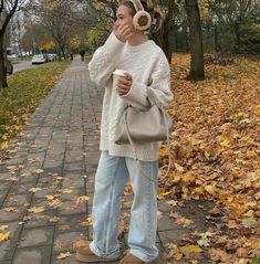 fall, fall inspo, fall outfit, fall outfit inspo, outfit, outfit inspo, school outfit, uggs, cute, cute outfit, aesthetic, aesthetic outfit, pretty, winter, winter inspo, winter outfit, winter outfit inspo, brandy melville, aesthetic fall, aesthetic fall, #fall #inspo #fallinspo #winterinspo #outfit #outfitinspo #aesthetic #birkenstocks #brandymelville Outfit Ideas Winter Casual, Uggs Outfits, Outfit With Uggs, Stile Blair Waldorf, Adrette Outfits, Fest Outfits, Estilo Indie, Cozy Fall Outfits, Skandinavian Fashion