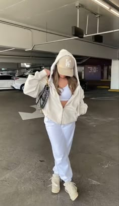 Stile Kylie Jenner, Looks Pinterest, Neue Outfits, Parking Garage, Baddie Outfits Casual