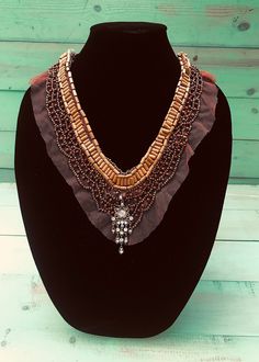 One of A Kind Vintage 80er Jahre Braun Boho Chic Perlen Halskette mit Holzperlen, Spitzenbesatz, Strass Anhänger mit Burgunder Wildleder Geflochtene Lederbänder zurück. So einzigartig! Kann einfach mit einem Kleid oder einfach so toll mit einem T-Shirt und Jeans getragen werden. Anfang der 80er Jahre bei einem Handwerker gekauft. alle seine stücke waren handgemacht und unikate kreationen. Ich habe den Strassohrring hinzugefügt, um ihm ein wenig mehr Vintage-Pop zu verleihen. BITTE BEACHTEN: Die Brown Polished Beads Costume Necklace, Antique Brown Beaded Necklace, Brown Polished Bead Costume Necklace, Elegant Brown Multi-strand Beaded Necklaces, Luxury Hand-strung Brown Beaded Necklaces, Beaded Tie, Vintage Pop, Back Necklace, Rhinestone Bead