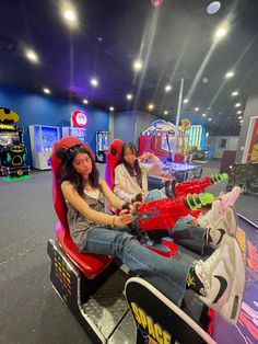 Gamer Friends Aesthetic, Game Arcade Aesthetic, Poses For Arcade, Pacman Aesthetic, Arcade Fit, Arcade Poses With Friends, Gaming Arcade Aesthetic