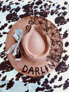 Custom burned hat Western lettering spelling DARLIN "Tooled leather" detail One size fits most  Adjustable string inside Hand Tooled Leather Hat, Wood Burning Hats, Western Lettering, Burning Hats, Cowgirl Hats Western, Burned Hats, Hat Painting, Girls Crafts, Hat Burning