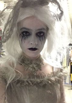 Simple Ghost Makeup, Scary Bride Makeup, Zombie Bride Makeup, Scary Bride, Corpse Bride Makeup, Graveyard Book, Halloween Maquillaje