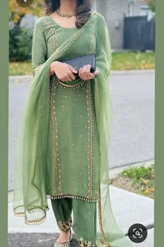 Punjabi Look, Jab We Met, Designer Suits For Wedding, Punjabi Dress Design, Simple Indian Suits, Punjabi Suit Neck Designs, Suits For Women Indian, Suit Neck Designs, Punjabi Suits Designer Boutique