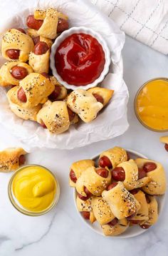 Plate of Pigs in a Blanket with everything bagel seasoning, served with ketchup and mustard for dipping – a delicious and easy party appetizer. Crescent Dough Recipes, Warm Appetizers, Little Smokies, Holiday Appetizers Easy, Classic Appetizers, Crescent Roll Recipes, Crescent Dough, Classic Party, Crescent Roll Dough