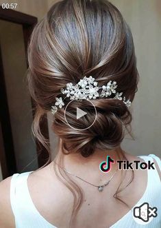 *** hoco hair styles for medium length hair, hoco hair styles ponytail..!! Updos Bride, Bridal Buns, Prom Hairstyles Medium, Prom Hairstyles Updos, Wedding Hairstyles For Medium Hair, Half Up Half Down Hair Prom, Wedding Updos, Quince Hairstyles With Crown, Guest Hair