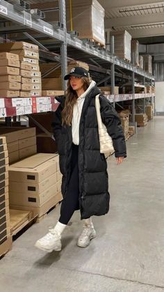 Winter Outfits Puffer Jacket Long, Autumn Coats And Jackets, Winter Outfits Jackets Coats, Long Down Coat Outfit, Long Black Winter Jacket, Winter Outfits Puffer Coat, Long Jackets Outfit, Outfits With Long Coats Winter, Winter Outfits Women Cold