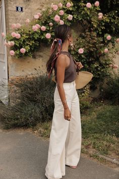 Greece Outfit Women, European Fashion Women Classy, Strapless Summer Outfits, Outfits To Wear In California Summer, European Outfits September, Conference Outfit Summer, Coastal European Outfits, Europe In The Spring Outfits, Canada Outfit Ideas Summer