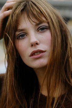 Jane Birkin was a British-French icon, celebrated for her acting 🎥✨, singing 🎶, and her namesake Hermès Birkin bag 👜👑. With her effortless style and captivating charm 🌸🌟, Jane redefined elegance. Her influence in fashion and film is timeless. 💖🎬 Jane Birkin Makeup, French Icons, Plastic Surgery, Classic Elegance, Birkin Bag, In Fashion, Hermes Bag Birkin