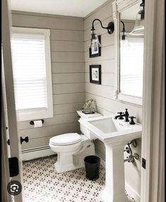 Bathroom With Pedestal Sink, Bathroom Wall Ideas, Small Farmhouse Bathroom, Pedestal Sink Bathroom, Ideas Cuarto, Farmhouse Bathroom Design, Bathroom Vanity Decor, Shiplap Bathroom, Greige Paint Colors