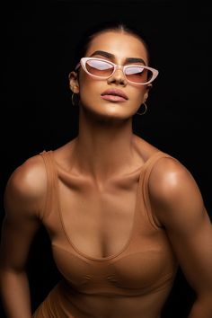 Óculos de sol retangular colorido, lente clara rose Vogue Eyewear, Model Pose, Still Image, Model Poses, Female Portrait, Portrait Photography, Persona, Velvet, Vogue