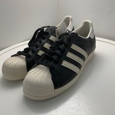 New Adidas Superstar 80’s All Black Adidas Superstar, Adidas Superstar Outfit Men, Black Adidas Superstar Outfit, Corsage For Men, Adidas Superstar Outfit, Superstar Outfit, Adidas Superstar Black, Superstar Adidas, Adidas Superstar 80s