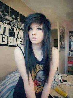 Razor Bangs, Long Alternative Hair, Curly Hair Fashion, Hair Side Part, Emo Scene Girls, Emo Hairstyle, Hair Tumblr, Girl Emo, Emo Scene Hair