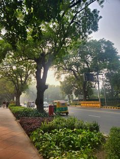 #delhi #aesthetic #connaughtplace Indian City Aesthetic, Aditi Core, Delhi Roads, Delhi Travel, Hey Siri, City Life Photography, Delhi Metro