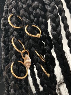 Bringing your braids and locs to life! This small 6pc braid ring set is just what you need. Handmade with tarnish resistant gold wire. Accessorized with one seashell and small gold ball. Easy to apply to your hair. Do not pull sideways due to round shape getting messed up. Twist ends slightly away from each other and loop through your braid. Braid Rings, Hair Jewelry For Braids, Hair Accessories Braids, Gold Jewelry Set, Hair Charms, Braid Jewelry, Lock Jewelry, Faux Locs Hairstyles, Loc Jewelry