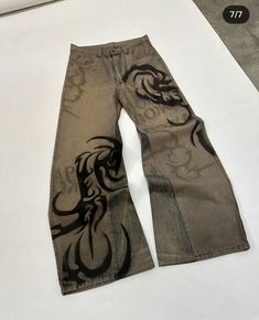 Black Pants Design Paint, Bleach Stencil Jeans, Y2k Pants Diy, Drawn On Pants, Paint Pants Ideas Aesthetic, Painting Jeans Y2k, Upcycle Pants Diy, Grunge Pants Diy, Paint Pants Ideas