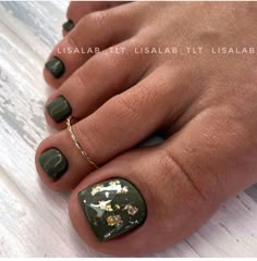 Toes Nails Colors, Green Pedicure, Toes Nails Ideas, Toe Nail Designs For Summer, Fall Pedicure Ideas, Toe Nails Designs, Gold Toe Nails, Green Toe Nails