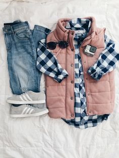 Nantucket Travel, Tennis Shoes Outfit, Pink Vest, Mode Casual, Travel Packing, Mode Vintage, Nantucket, Autumn Fashion Women