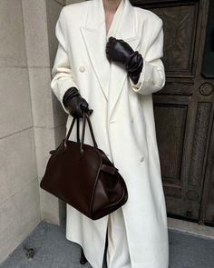 minimal chic outfit, maxi coat, white coat, the row margaux, leather gloves, the frankie shop gaia coat #minimaliststyle #chicstyle #minimalchic #oversizedcoat #thefrankieshop #therow Gloves Street Style, White Gloves Outfit, Leather Gloves Outfit, Minimal Chic Outfit, Gloves Outfit, Winter Outfits Snow, Coat White, Snow Outfit, The Frankie Shop