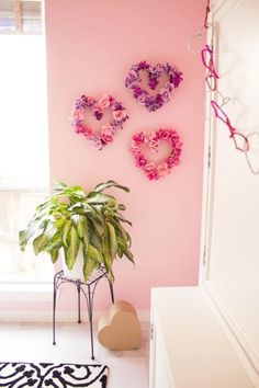 valetines day diy gifts and home decor Diy Painted Vases, Diy Flower Wall, Saint Valentin Diy, Simple Table Settings, Diy Valentine's Day Decorations, Valentine's Decor, Diy Flores, Fleurs Diy