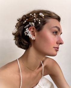 Organically arranged pearls and Swarovski crystals add a mix fem and glam to this petite comb. Made in NYC 14 K Gold Plate Rhodium Plate Loose Chignon, Crystal Comb, Low Bun Hairstyles, Mohawk Braid, Prom Hairstyles For Short Hair, Classic Brides, Crown Braid, Short Wedding Hair, Wedding Hair Down