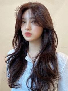 long wavy hair with side bangs (curtain bangs) Korean Hair 2023, Long Layers Korean Haircut, Layer Haircut Korean, Wolfcut Long Hair Curtain Bangs, Korean Haircuts For Long Hair, Korean Haircut Curtain Bangs, Curtain Bangs Korean Hair, Korean Woman Haircut, Curtain Haircut Women