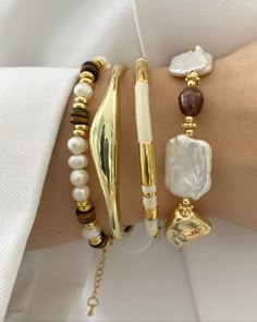 “✨ ¡Brilla con nuestra nueva colección de accesorios de joyería! ✨ Desde delicados collares hasta elegantes pulseras, encuentra la pieza perfecta para resaltar tu estilo único. 💫 #ShineBright #JewelryGoals #AccessorizeInStyle” ¡Espero que tenga mucho éxito! Si necesitas alguna otra ayuda, ¡aquí estoy! Lovely Jewellery, Beaded Bracelets