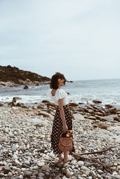 Summer Photoshoot Ideas, Inspiration Photoshoot, Summer Photoshoot, Wicker Basket, Basket Bag, Photoshoot Inspiration, Marie Antoinette, Photoshoot Ideas, Outfits Casuales