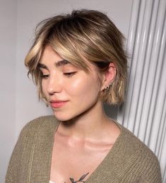 Miley Cyrus Bob Haircut, Shirt Hair Ideas Hairstyles, Soft Pixie Haircut Round Face, Blonde And Short Hair, Ear Length Blonde Hair, Lena Heady Haircut, Straight Hair Layered Bob, Two Tier Haircut, Blonde Short Messy Hair