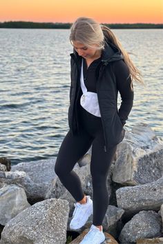 Sporty Athletic Outfits, Workout Errand Outfit, Comfy Outfits Athletic, Black Athletic Jacket Outfit, Coaching Outfits Athletic, Cute Coaching Outfits, Nike Vest Outfits For Women, Lululemon Inspired Outfits, Cold Weather Athleisure