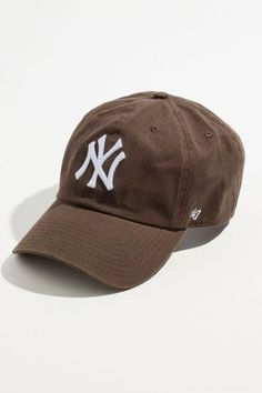 Women’s Baseball Caps, Brown Yankees Hat, Baseball Hat Aesthetic, Yankees Cap Outfit, Street Wear Hats, Things To Gift, Ny Cap, Designer Baseball Caps, Ny Hat