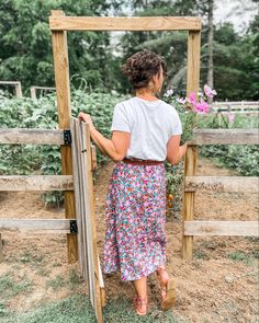 Casual summer skirt outfit that can be dressed up for work, weddings, datenights, or down for errands, or shopping! Perfect midi length! Casual Summer Skirt, Skirt Outfits Summer, Skirt Outfit, Outfit Idea, Skirt Outfits