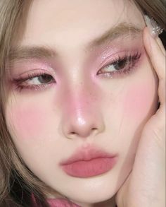 Cr: rightful owner Doujin Makeup, Makeup Bibir, Makeup Asia, Pink Eye Makeup Looks, Dewy Makeup Look, Pink Eyeshadow Look, Korean Makeup Look, Sparkly Makeup, Princess Makeup