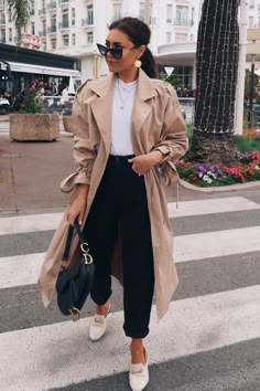 Lorna Luxe 'runway' Beige Lightweight Trench Coat | In The Style Trenchcoat Outfit, Lorna Luxe, Chique Outfit, Trench Coat Outfit, Skandinavian Fashion, Chique Outfits, Zara Outfit, Autumn Outfits