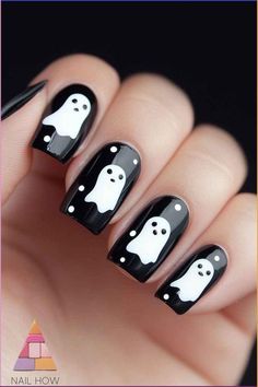 Kids Nail Designs Halloween, Ghost Nails Black, Halloween Nails Easy Simple, Easy Spooky Nails, Nail Ghost, Ghost Nail Designs, Mummy Nails, Simple Halloween Nails, Ghost Nail Art