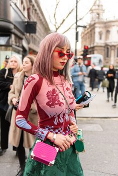 Springtime Outfits, Fashion Week Hair, Spring Time Outfits, Street Style Aesthetic, London Fashion Week Street Style, Mini Dress Outfits, Nyfw Street Style, Street Style Edgy, Cooler Look