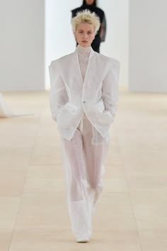 Issey Miyake Spring 2024 Ready-to-Wear Fashion Show | Vogue Colors Of The Wind, All White Party, All White Outfit, Issey Miyake, Fashion Poses, The Wind, Evening Wear