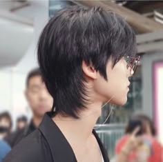 How to look good in a mullet and granpa glasses by Xu Minghao Hairstyle Male, Wolf Cut Hairstyle, Korean Haircut, Androgynous Hair, Hair Style Korea, Wolf Cut, Curly Bob Hairstyles