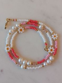 Preppy Jewelry, Beaded Necklace Diy, Diy Bracelet Designs, Beads Bracelet Design, Beaded Jewelry Designs, Jewelry Accessories Ideas, Necklace Pearl, Beaded Bracelets Diy, Bracelets Handmade Beaded