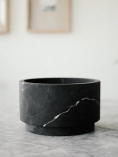 Black marble pedestal vase Marble Carving, Pedestal Vase, Marble Bowl, Tabletop Fountain, Art And Craft Materials, Marble Vase, Dining Table Centerpiece, Art Deco Buildings, Marble Decor