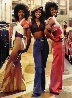 Look Disco, 70s Fashion Disco, Outfit Essentials, Disco Fashion, Mode Hippie, 70s Inspired Fashion, 70s Outfits, Vintage Black Glamour, 70’s Fashion